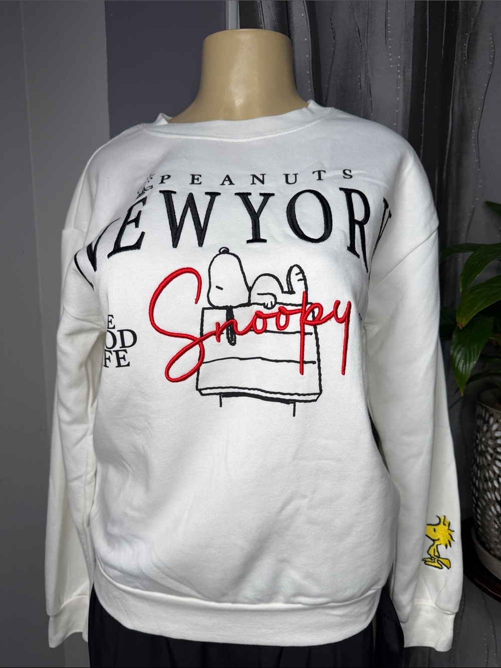 Peanuts Women’s Sz M White Snoopy New York Crewneck Sweater with Red Script